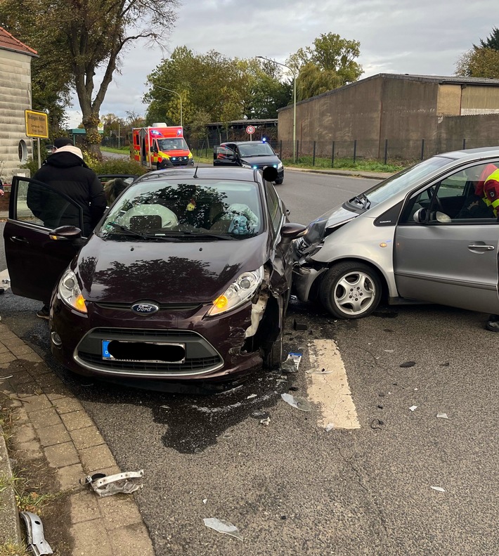 POL-DN: Drei leichtverletzte Personen nach Verkehrsunfall
