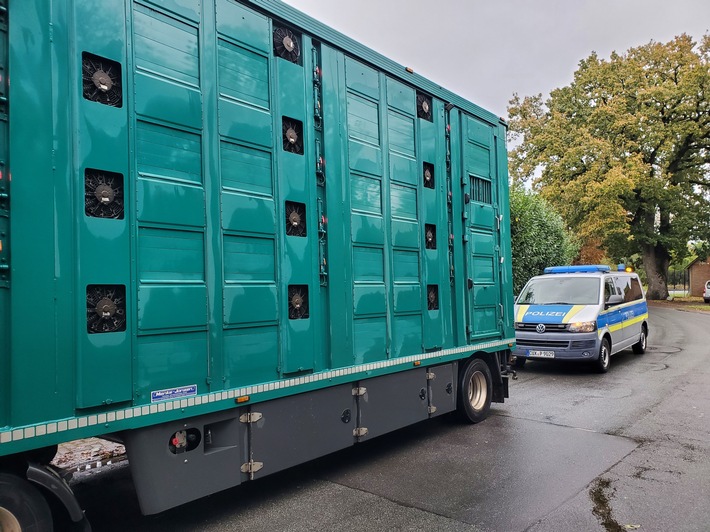 POL-CUX: Gemeinsame Pressemeldung der Polizeiinspektion Cuxhaven und des Bereichs Veterinärwesen des Landkreises Cuxhaven - Kontrolle von Tiertransporten - Behördenübergreifende Zusammenarbeit