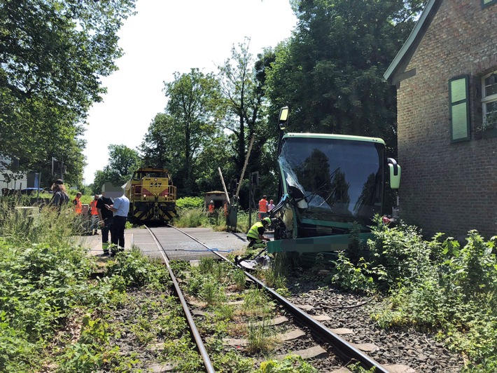 POL-ME: Güterzug verunfallt mit Reisebus - Ratingen - 2306011