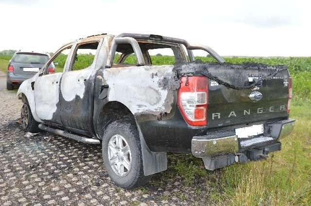 POL-CUX: Brand eines PKW auf dem Pendlerparkplatz Neuenwalde nahe der Autobahnanschlussstelle (Lichtbild in der Anlage)