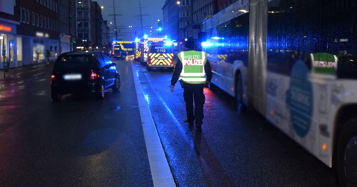 POL-Bremerhaven: Auto kollidiert mit Linienbus - 68-Jähriger schwer verletzt