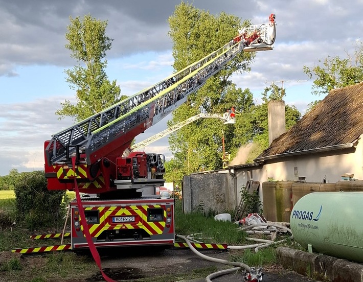 FW Moers: Schwierige Löscharbeiten bei Dachstuhlbrand in Moers-Kapellen