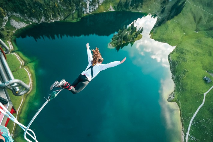 Jochen Schweizer Monthly // Inside Abenteuer Vol. 7 – Freier Fall: Bungeesprung aus der Gondel
