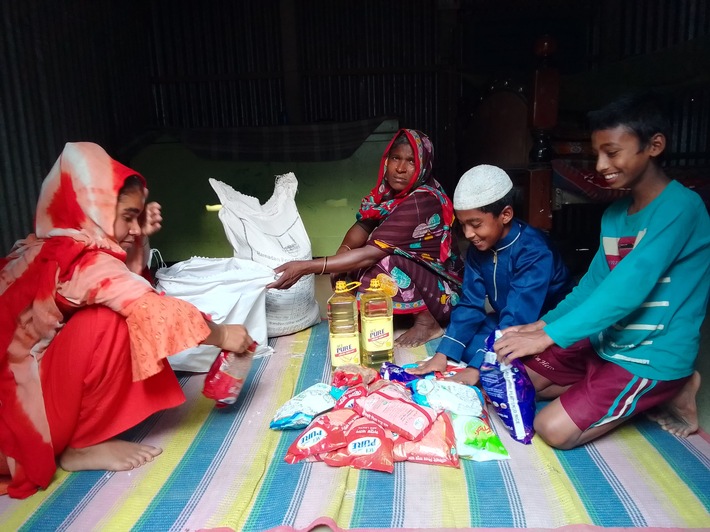Eine Mutter in Bangladesch packt in diesem Ramadan mit ihren Kindern das Lebensmittelpaket von Islamic Relief aus. Das Foto steht stellvertretend für Tayeba und ihre Familie, von denen wir aus Sicherheitsgründen kein Foto zeigen. / Weiterer Text über ots und www.presseportal.de/nr/50131 / Die Verwendung dieses Bildes für redaktionelle Zwecke ist unter Beachtung aller mitgeteilten Nutzungsbedingungen zulässig und dann auch honorarfrei. Veröffentlichung ausschließlich mit Bildrechte-Hinweis.