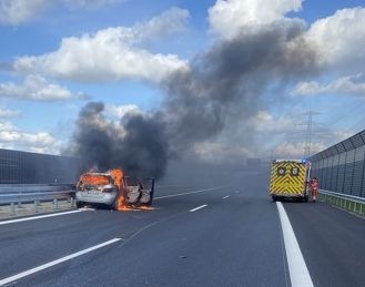 POL-STD: Autofahrer auf Autobahn 26 ins Schleudern gekommen - PKW ausgebrannt - Fahrer leicht verletzt