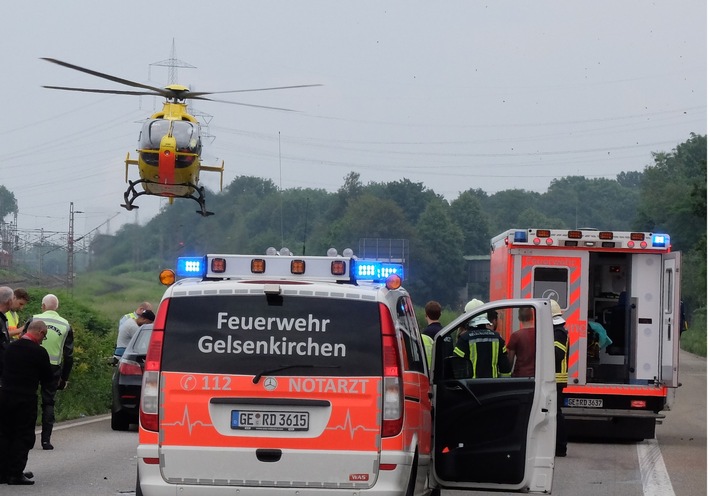 FW-GE: Verkehrsunfall fordert mehrere Verletzte - Rettungshubschrauber landet auf der A42