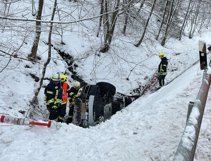 POL-SI: BMW landet im Bach - fünf Personen verletzt, Vierbeiner blieb unversehrt - zahlreiche Verkehrsunfälle nach Schneefall -#polsiwi