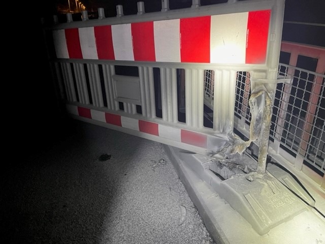 POL-ME: Mülleimer und Baustellenbarke angezündet - Polizei ermittelt - Heiligenhaus - 2211025