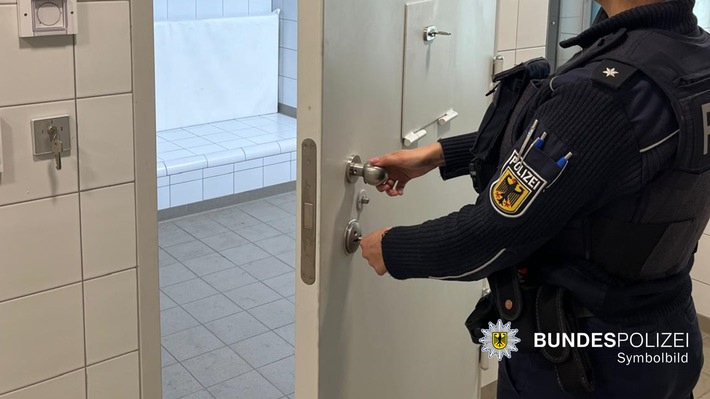 Bundespolizeidirektion München: Angriff auf Bahnpersonal / Bundespolizei nimmt Tatverdächtigen fest