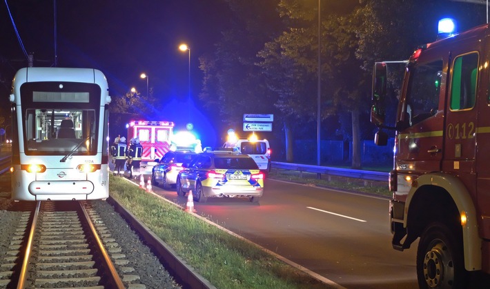 FW-GE: Person von Straßenbahn erfasst und lebensgefährlich verletzt