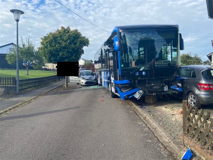 POL-PDWIL: Wegrollender Bus - mehrere Pkw und Grundstücksmauern beschädigt