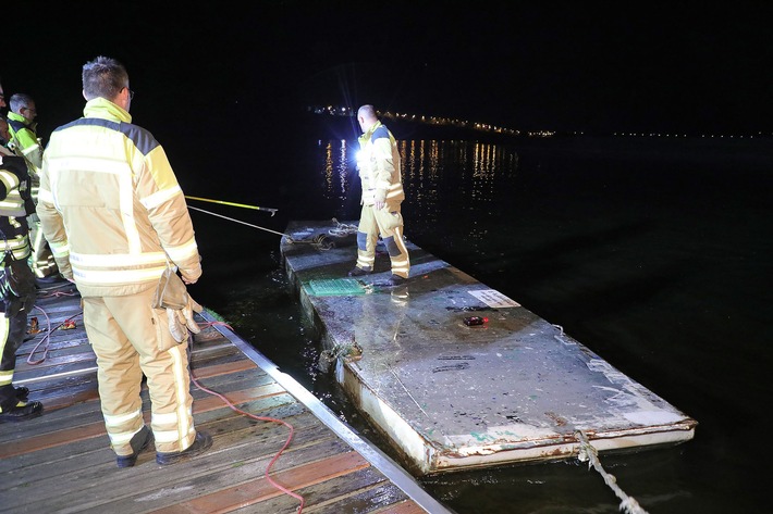 FW Dresden: Einsatz auf der Elbe - Zwei Personen aus der Elbe gerettet