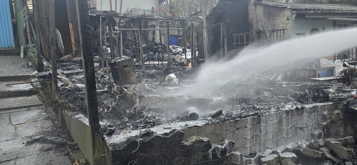 FW-Heiligenhaus: Gartenlaube in Kleingartenanlage brennt - Feuerwehr verhindert Übergreifen auf weiteres Gebäude