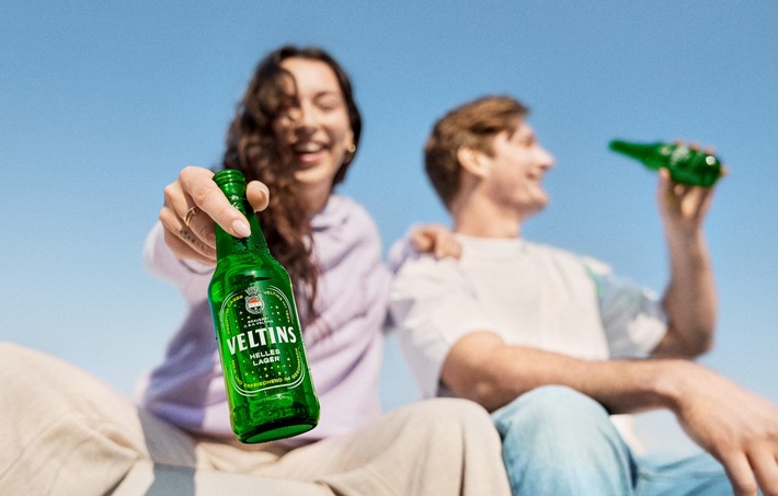 Marken-DNA in grüner Flasche: Veltins Helles Lager schafft vollen Erfrischungs-Genuss