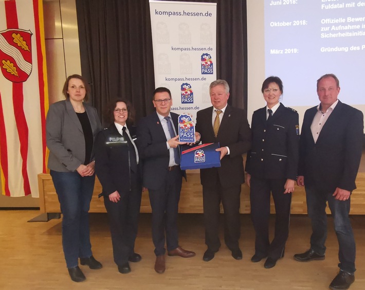 POL-KS: Fuldatal wird KOMPASS-Kommune:
Polizeivizepräsident überreicht KOMPASS-Begrüßungsschild