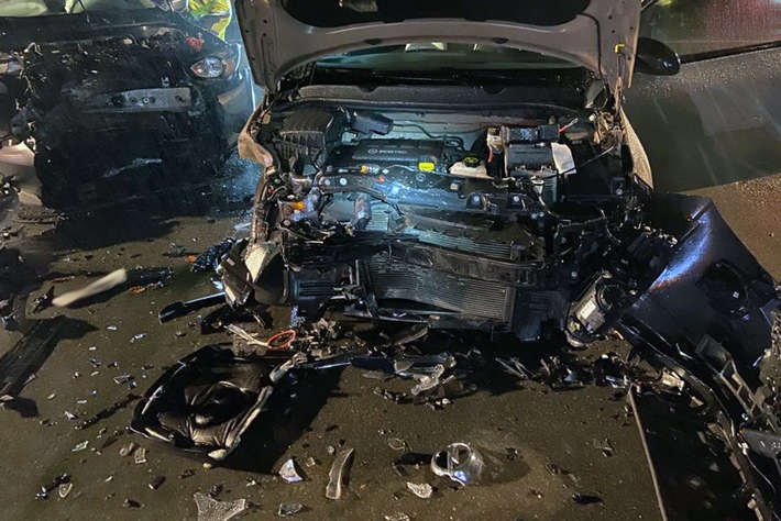 FW-EN: Verkehrsunfall mit drei verletzten Personen