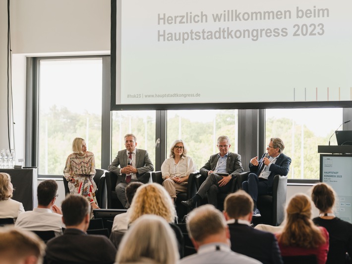 AstraZeneca-Symposium beim Hauptstadtkongress 23: Erster Nachhaltigkeitsindex vorgestellt - Nachhaltigkeit im Gesundheitssystem muss messbar und verbindlich sein