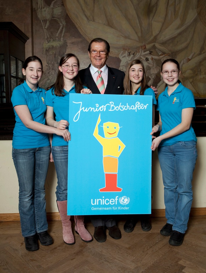 Roger Moore spornt an zur "Mission Kinderrechte" / Endspurt für den  UNICEF-JuniorBotschafter-Wettbewerb 2010 (mit Bild)