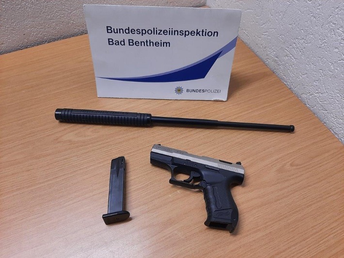BPOL-BadBentheim: Mit Schreckschusswaffe und Teleskopschlagstock erwischt