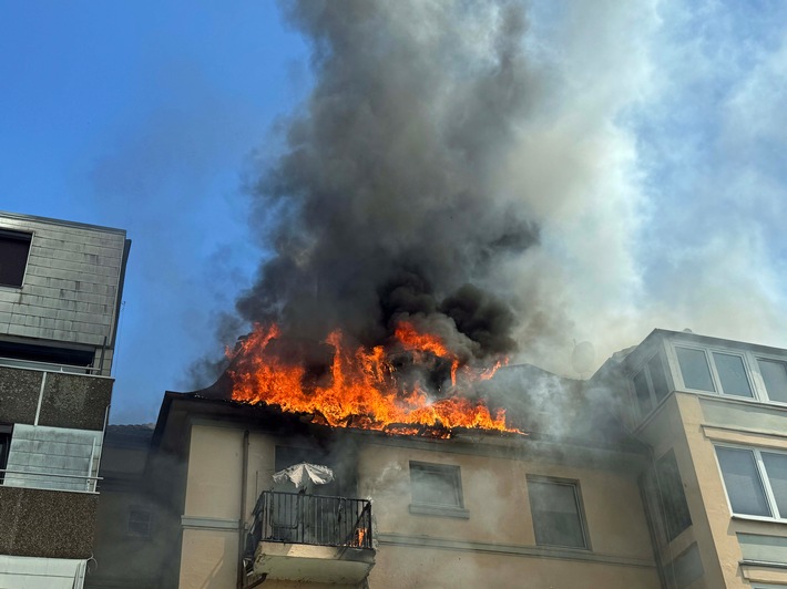 FW-EN: Erstmeldung: Dachstuhlbrand mit Menschenrettung in der Schöntaler Straße - 2 Personen mit Drehleiter gerettet