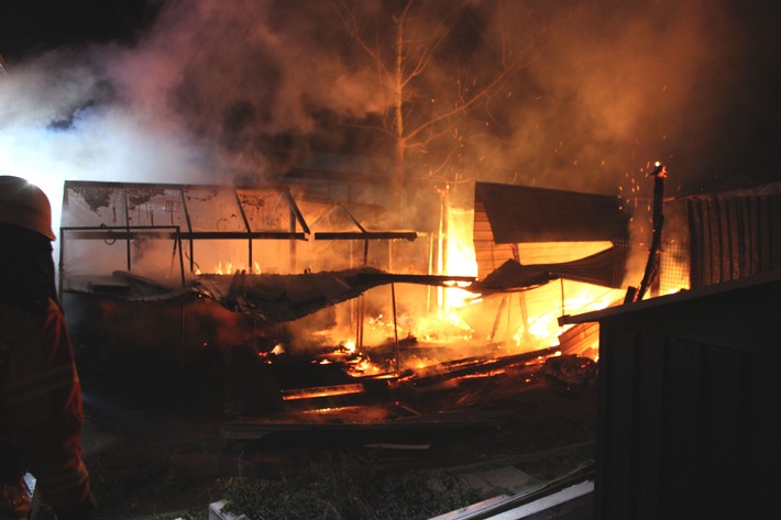 POL-MI: Vogelvoliere wird Raub von Flammen