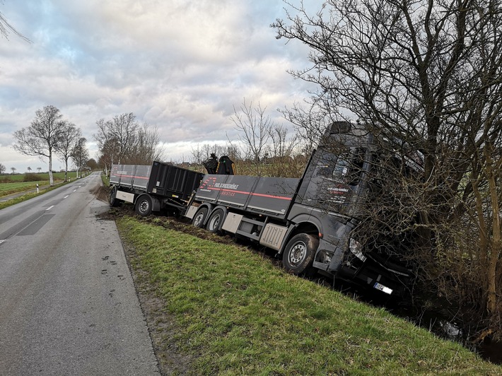 POL-STD: LKW mit Anhänger gerät in den Seitenraum - Polizei sucht Fahrer von weißem Transporter