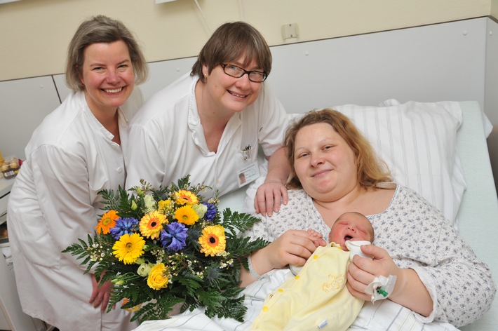 Das tausendste Asklepios-Baby wurde in der Asklepios Klinik Nord - Heidberg geboren / Leonie-Sophie ist eine muntere Erstgeborene