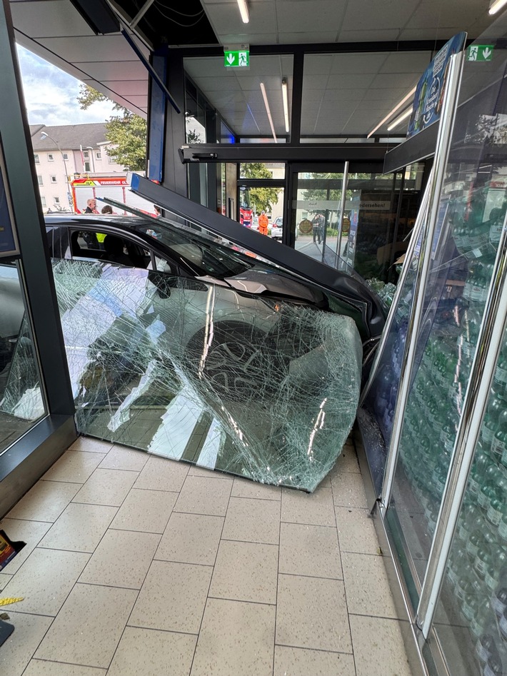 FW-GLA: PKW fährt in Fassade eines Supermarktes