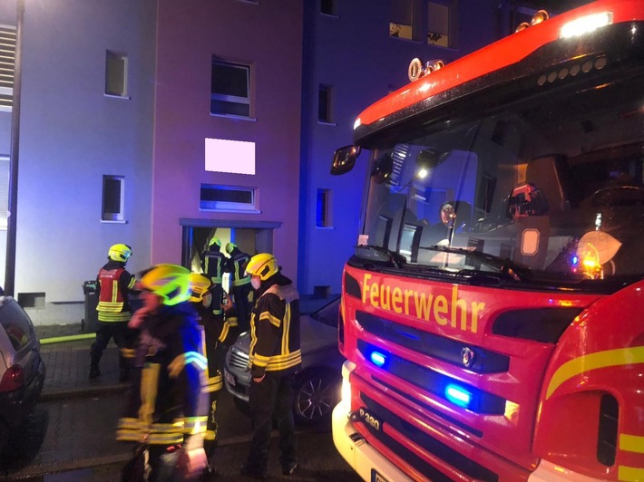 FW-GE: Kellerbrand in Gelsenkirchen-Beckhausen / Feuerwehr rettet zwei Personen aus verrauchtem Mehrfamilienhaus