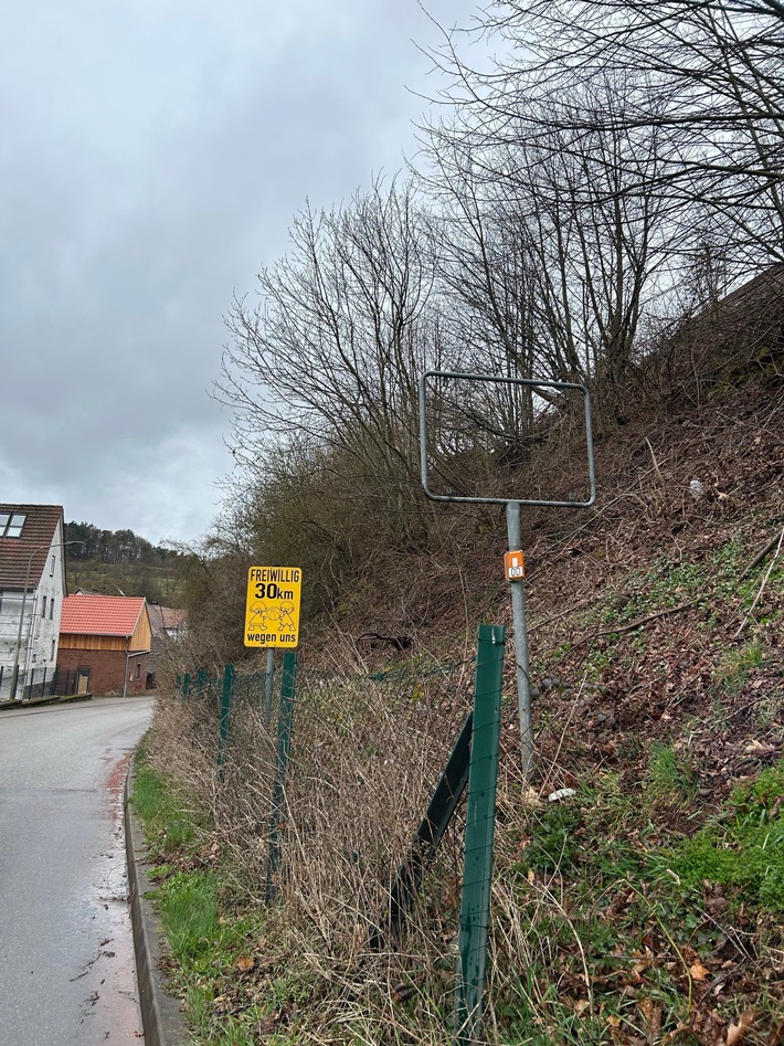 POL-PIDN: Ortsschild gestohlen und im Straßengraben entsorgt