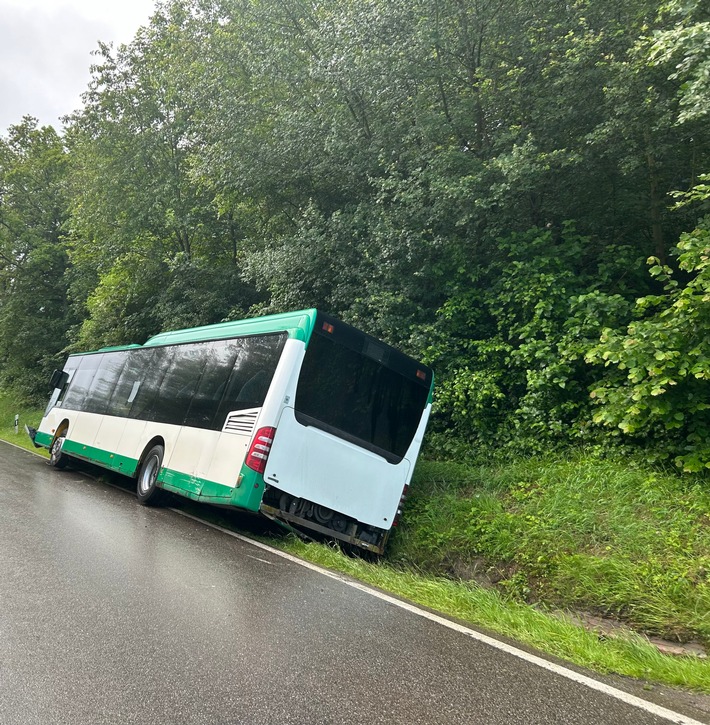 POL-PDKL: Alleinunfall mit Schulbus