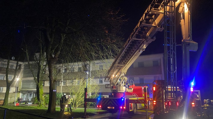 FW-HAAN: Kellerbrand in Gebäude für Betreutes Wohnen - 10 Bewohner über Hubrettungsfahrzeug gerettet