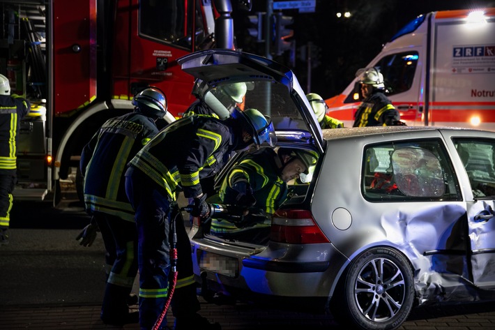 FW LK Neunkirchen: Drei Verletzte bei Unfall - Feuerwehr rettet Schwerverletzte aus Wrack