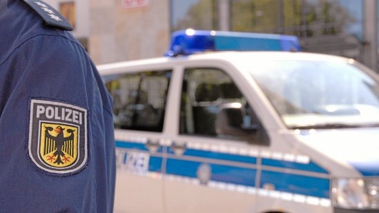 BPOL-KS: 21-Jähriger greift Bundespolizisten an