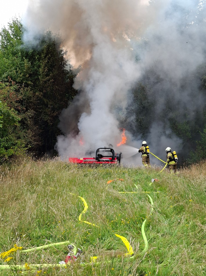 FW-Greven: Landwirtschaftliches Fahrzeug in Vollbrand