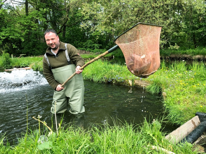 Fischen mit Pater Nikodemus Schnabel: Feiertagsakzent an Mariä Himmelfahrt im ZDF (FOTO)