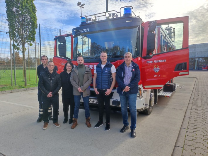 FW Celle: Gerätewagen Gefahrgut in Augenschein genommen - finnische Feuerwehrleute zu Gast in Celle!