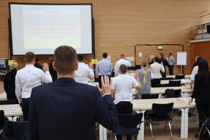 HZA-MS: Feierlicher Dienstbeginn für 47 angehende Zöllnerinnen und Zöllner / Hauptzollamt Münster begrüßt neue Auszubildende und dual Studierende