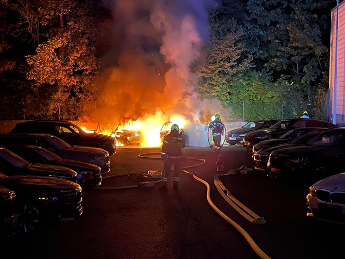 FW Paderborn: Drei Pkw auf abgeschlossenem Hinterhof in Vollbrand Feuerwehr verhindert Ausbreitung