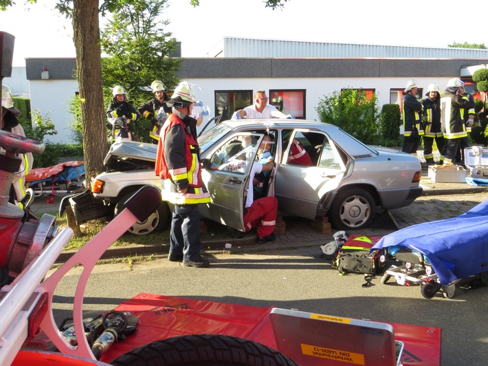 FW-E: Verkehrsunfall, Limousine prallt gegen Baum, zwei schwerverletzte Personen