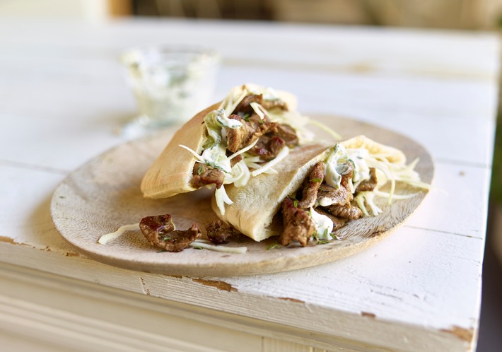 Lamm. Einfach Lecker Los Frühlingsrezept: Pitas mit Lammfleisch und Tzatziki gefüllt