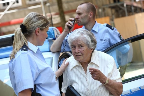 POL-REK: 80-jähriger Frau Armschmuck geraubt - Bergheim