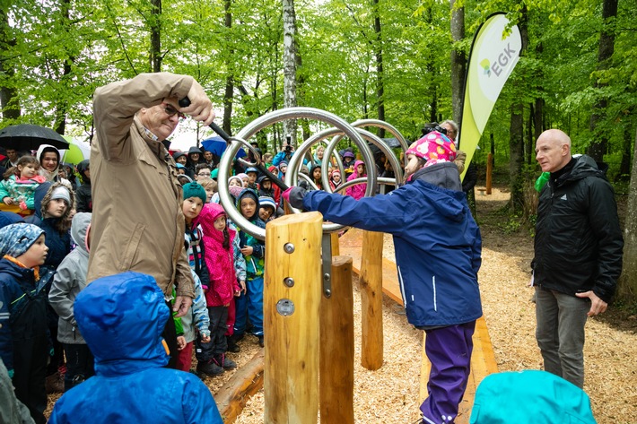 EGK-Gesundheitskasse: Generationenspielplatz Reben in Laufen eingeweiht - Spiel, Spass und viel Bewegung von 0 bis 100