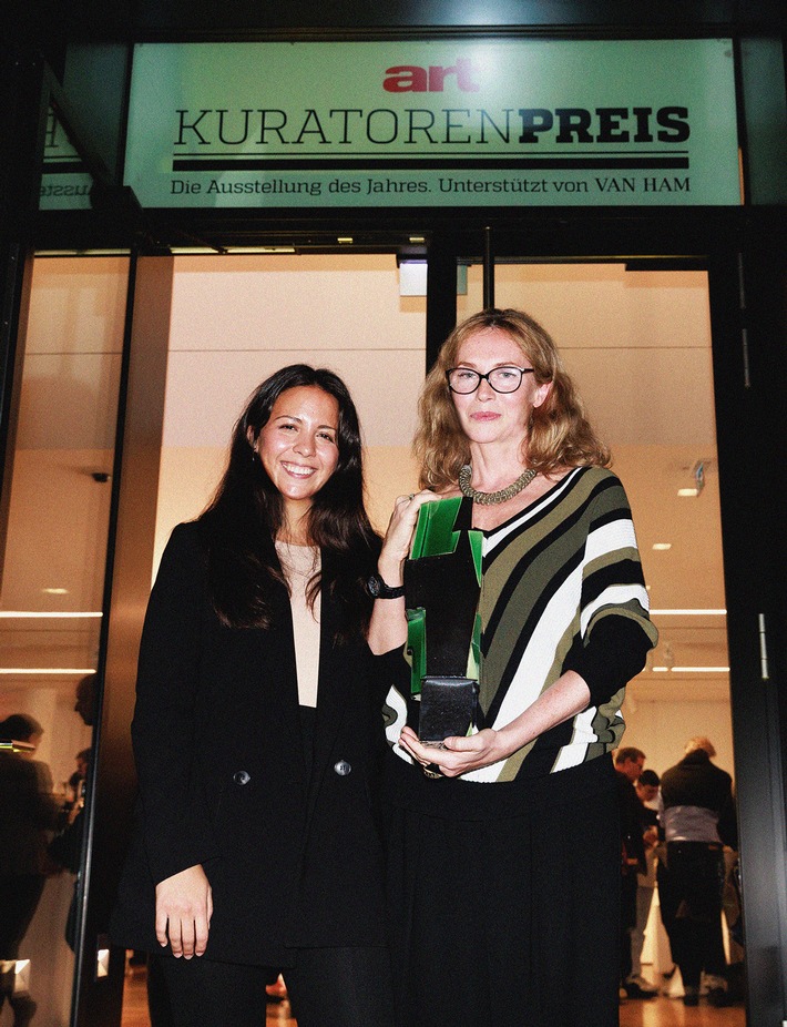 FKV_ART-Kuratorenpreis 2022_Direktorin Franziska Nori und Anita Lavorano bei der Preisverleihung.jpg