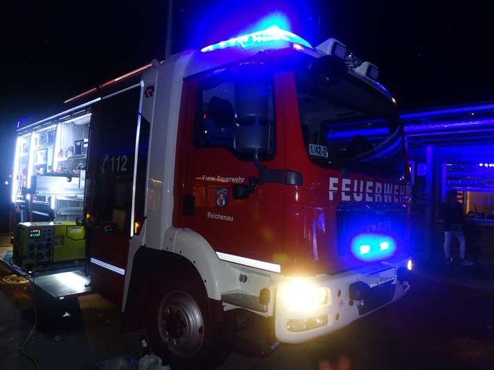 FW Reichenau: Baum fällt nach Unwetter auf Wohnwagen