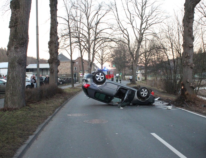 POL-RBK: Overath - Pkw fährt vor einen Baum und landet auf dem Dach