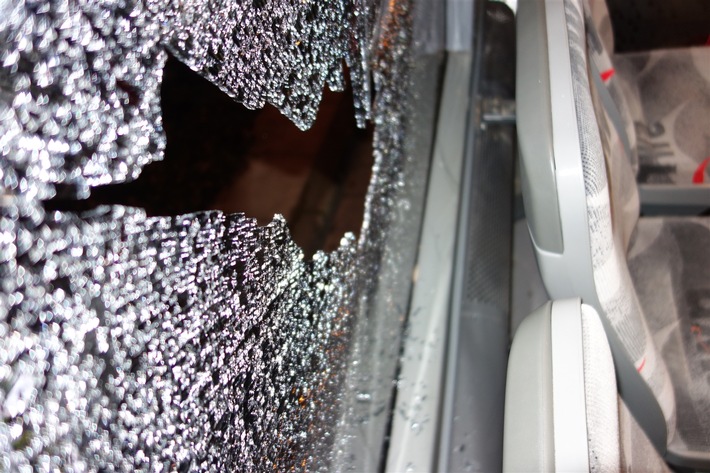 POL-NE: Erneut Scheiben eines Linienbusses beschädigt - Polizei sucht Zeugen