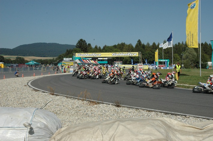 Coup d&#039;envoi du Championnat Suisse du Supermotard 2013 à Lignières