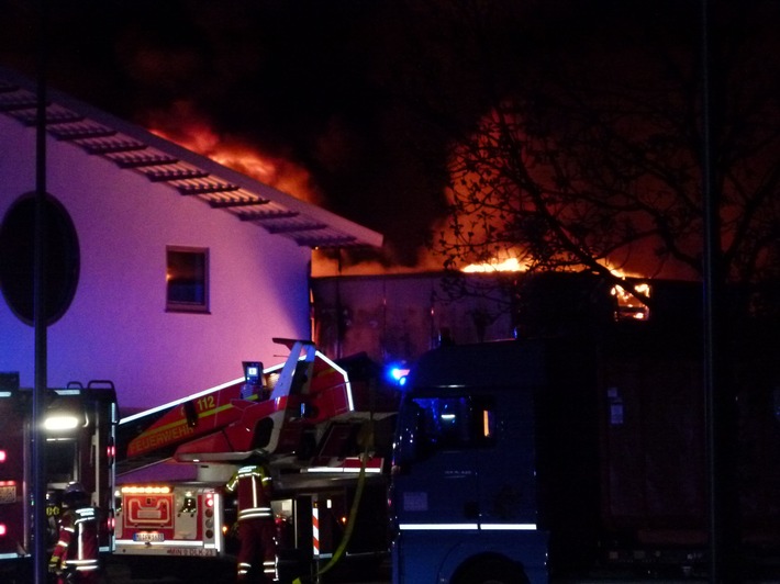 POL-MI: Millionenschaden nach Großbrand in einer Druckerei - Halle einsturzgefährdet