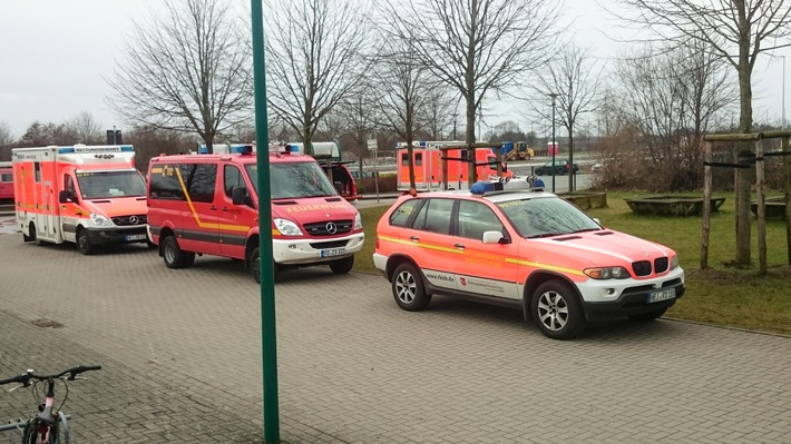 RKiSH: Größeres Notfallereignis (GröNo): Reizgasaustritt in Gettorfer Schule / 5 Patienten im Krankenhaus / Großaufgebot an Rettungskräften vor Ort